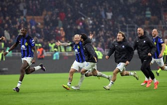 Inter’s players jubilates at the end of  the Italian serie A soccer match between AC Milan and Inter at Giuseppe Meazza stadium in Milan, 22 April  2024.
ANSA / MATTEO BAZZI