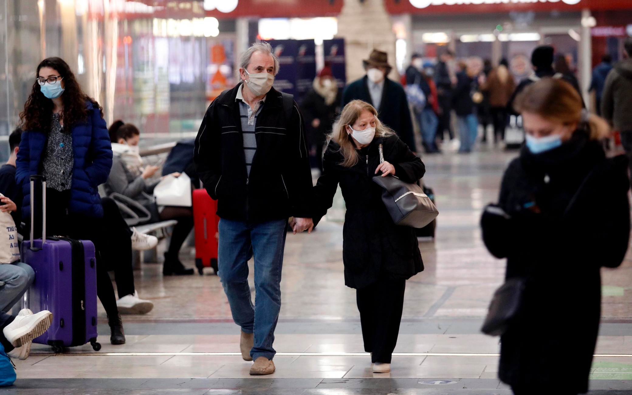Passeggeri in partenza da stazione centrale