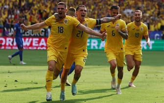 epa11439527 Razvan Marin (L) of Romania celebrates with teammates after scoring the 1-1 goal during the UEFA EURO 2024 group E soccer match between Slovakia and Romania, in Frankfurt Main, Germany, 26 June 2024.  EPA/MOHAMMED BADRA