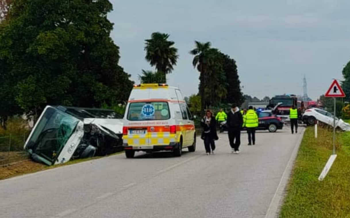 Scontro tra auto e bus di studenti nel Trevigiano: morto l