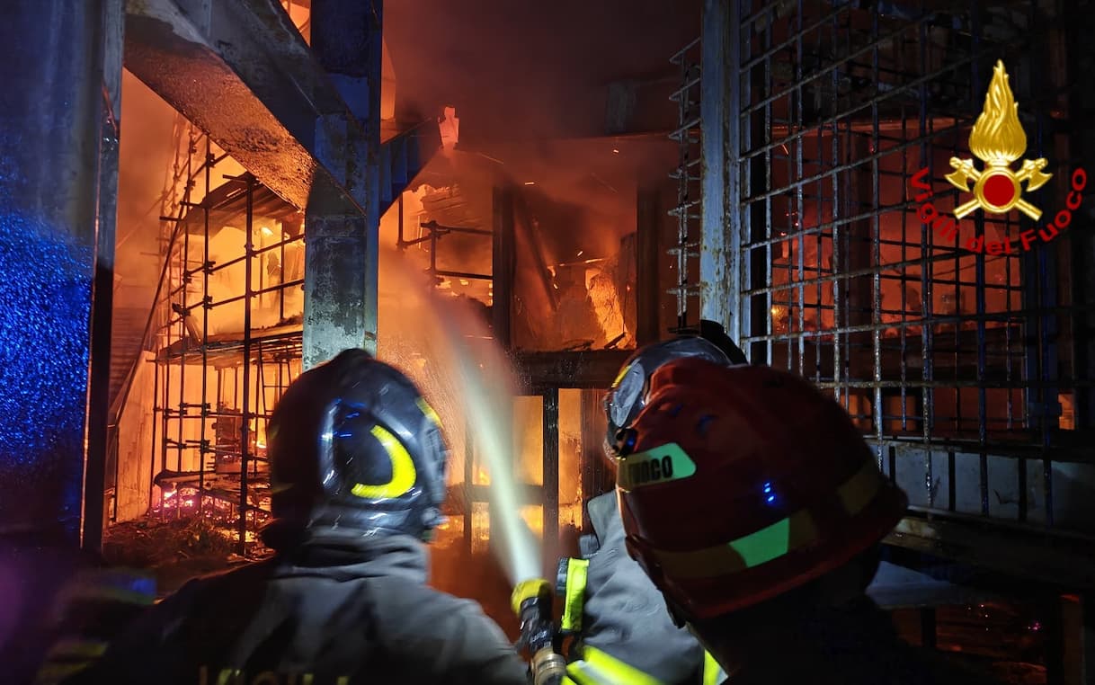 catania incendio centro fieristico le ciminiere aperta inchiesta da Tg24.sky.it catania incendio centro fieristico le ciminiere aperta inchiesta