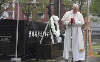 papa francesco giappone nagasaki A handout picture provided by the Vatican Media shows Pope Francis during a visit to the Hypocenter Park in Nagasaki, Japan, 24 November 2019. The pope is on a four-day visit to Japan, ?which will be the first in 38 years and only the second in history. ANSA/VATICAN MEDIA +++ ANSA PROVIDES ACCESS TO THIS HANDOUT PHOTO TO BE USED SOLELY TO ILLUSTRATE NEWS REPORTING OR COMMENTARY ON THE FACTS OR EVENTS DEPICTED IN THIS IMAGE; NO ARCHIVING; NO LICENSING +++