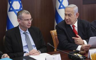 epa10504321 Israeli Prime Minister Benjamin Netanyahu (C) chairs the weekly cabinet meeting, flanked by Justice Minister Yariv Levin (L), at the prime minister's office in Jerusalem, 05 March 2023. Others are not identified.  EPA/GIL COHEN-MAGEN / POOL