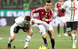 Il giocatore del Milan Stephan El Shaarawy (D) contrastato dal difensore della Juventus Andrea Barzagli questa sera, 8 febbraio 2012, allo stadio Giuseppe Meazza di Milano per l'andata della semifinale di coppa Italia.
MATTEO BAZZI / ANSA 