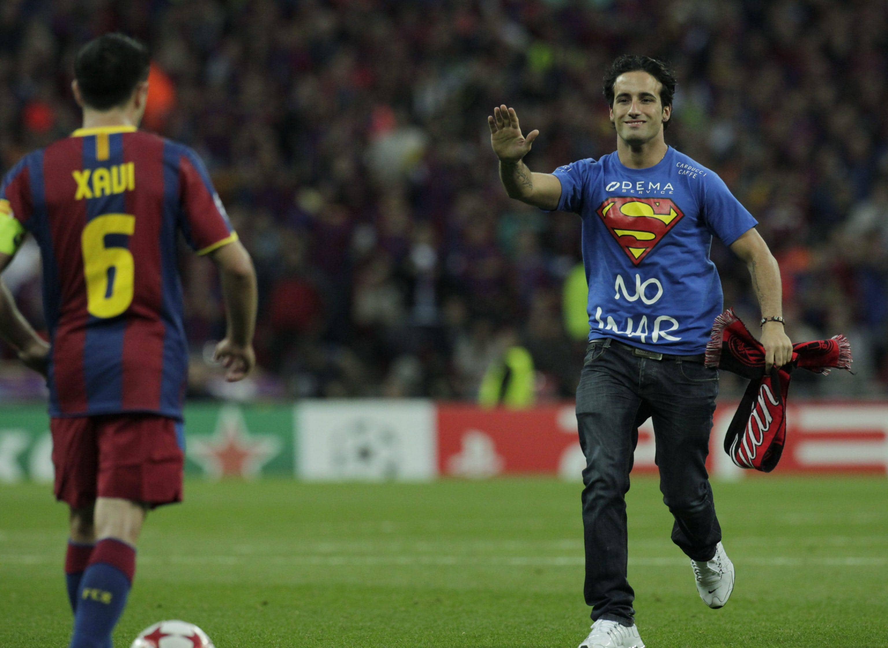 epa02756805 Supporter of Barcelona runs on the pitch 
during the UEFA Champions League final between FC Barcelona and Manchester United at the Wembley Stadium, London, Britain, 28 May 2011.  EPA/JONATHAN BRADY