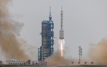 epa10662644 A Long March-2F carrier rocket with a Shenzhou-16 manned space flight lifts off during launch at the Jiuquan Satellite Launch Centre, in Jiuquan, Gansu province, China, 30 May 2023. The Shenzhou-16 manned space flight mission will transport three Chinese astronauts to the Tiangong space station.  EPA/ALEX PLAVEVSKI