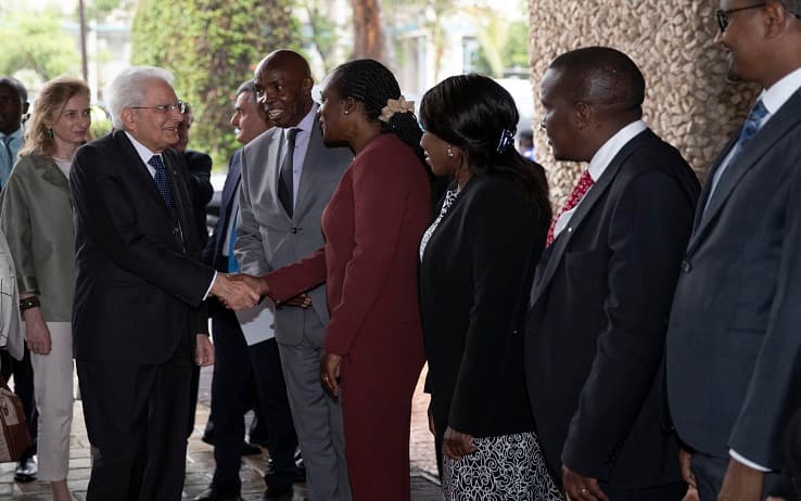 Il presidente della Repubblica Sergio Mattarella con la figlia  Laura in visita all Università di Nairobi in Kenya, 16 marzo 2013.
ANSA/FRANCESCO AMMENDOLA - UFFICIO PER LA STAMPA E LA COMUNICAZIONE DELLA PRESIDENZA DELLA REPUBBLICA +++ ANSA PROVIDES ACCESS TO THIS HANDOUT PHOTO TO BE USED SOLELY TO ILLUSTRATE NEWS REPORTING OR COMMENTARY ON THE FACTS OR EVENTS DEPICTED IN THIS IMAGE; NO ARCHIVING; NO LICENSING +++ NPK +++