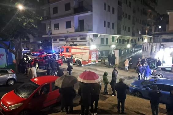 napoli forte scossa di terremoto di magnitudo 4 4 crolli e una persona estratta viva