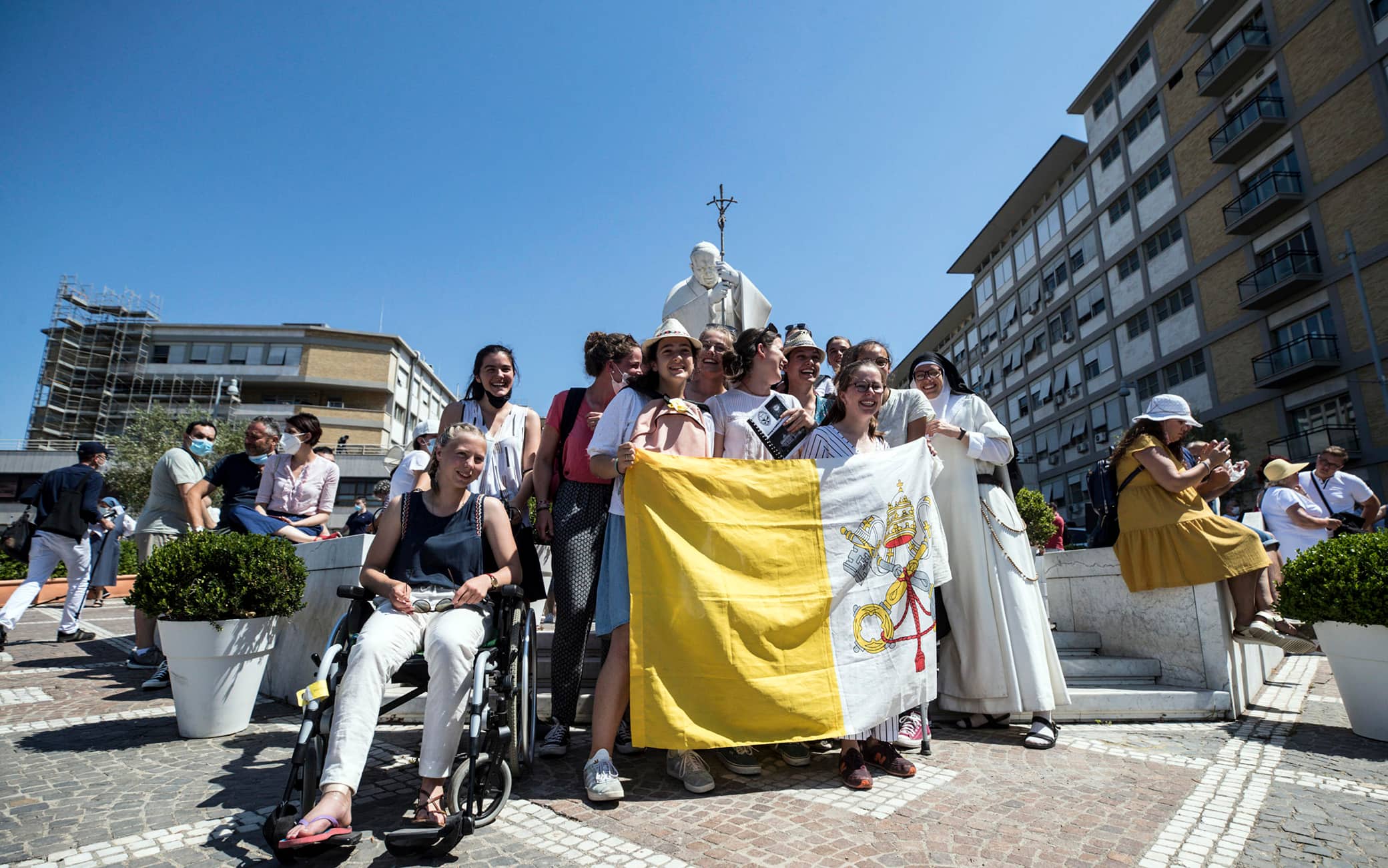 I fedeli nel piazzale del Gemelli