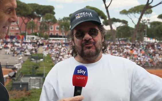 https://static.sky.it/editorialimages/613f0b3f6cbaf2e7742e5ab14af16aeea1d0238d/skysport/it/tennis/video/2025/05/10/lillo-atp-roma-intervista-video/lillo_copia.jpg?im=Resize,width=565