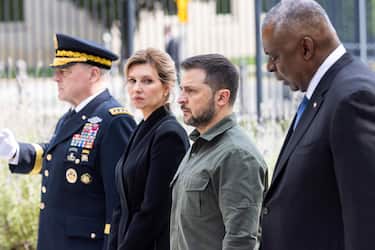 epa10874762 Ukrainian President Volodymyr Zelensky (C-R) and his wife Olena Zelenska (C-L), along with US Secretary of Defense Lloyd Austin (R) and Chair of the Joint Chiefs General Mark Milley (L), prepare to place a wreath at the 9/11 Memorial at the Pentagon in Arlington, Virginia, USA, 21 September 2023. Zelensky's visit to DC also included meetings with lawmakers on Capitol Hill, and with President Biden at the White House.  EPA/JIM LO SCALZO