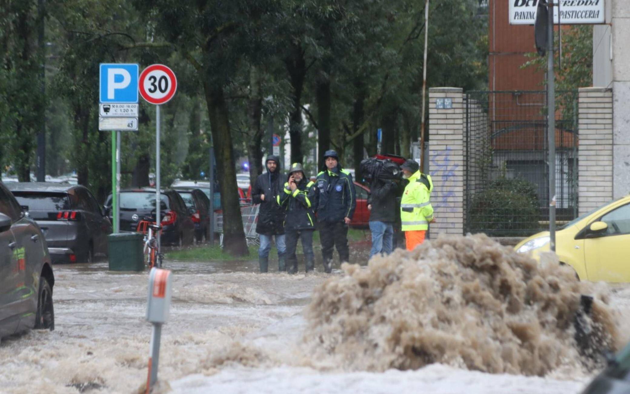 Maltempo, Nubifragio Su Milano. Esonda Il Seveso: Strade Allagate E ...