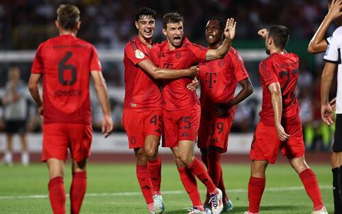 epa11551844 Munich's Thomas Mueller (C) celebrates with his teammates after scoring the 0-1 goal during the German DFB Cup soccer match between SSV Ulm 1846 and FC Bayern Muenchen in Ulm, Germany, 16 August 2024.  EPA/ANNA SZILAGYI CONDITIONS - ATTENTION: The DFB regulations prohibit any use of photographs as image sequences and/or quasi-video.