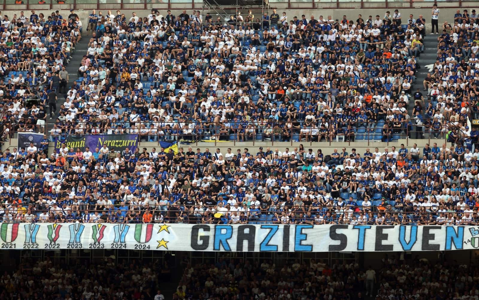 Lo striscione dei tifosi dell'Inter per il  presidente Zhang