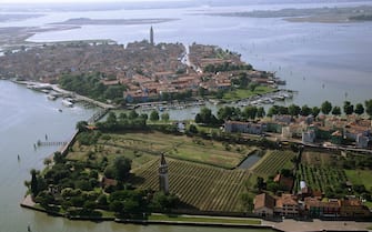 VE Laguna-Isola di Mazzorbo e tenuta Scarpa Velo-Sfondo isola di Burano.