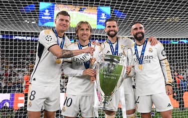LONDON, ENGLAND - JUNE 01: Toni Kroos, Luka Modric, Nacho Fernandez and Daniel Carvajal of Real Madrid pose for a photo with the UEFA Champions League Trophy following the team's victory during the UEFA Champions League 2023/24 Final match between Borussia Dortmund and Real Madrid CF at Wembley Stadium on June 01, 2024 in London, England. (Photo by Michael Regan - UEFA/UEFA via Getty Images)