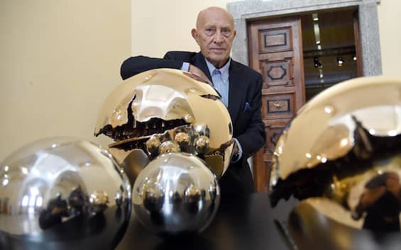 addio ad arnaldo pomodoro maestro della scultura contemporanea