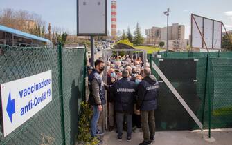 Vaccini, a Potenza centinaia di persone in coda per inoculazione "libera" a fascia di età 60-79 anni, intervengono i carabinieri