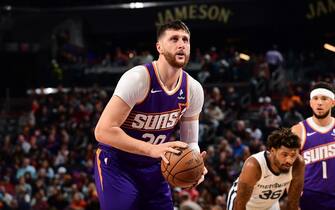 PHOENIX, AZ - JANUARY  7: Jusuf Nurkic #20 of the Phoenix Suns shoots a free throw during the game against the Memphis Grizzlies on January 7, 2024 at Footprint Center in Phoenix, Arizona. NOTE TO USER: User expressly acknowledges and agrees that, by downloading and or using this photograph, user is consenting to the terms and conditions of the Getty Images License Agreement. Mandatory Copyright Notice: Copyright 2024 NBAE (Photo by Kate Frese/NBAE via Getty Images)