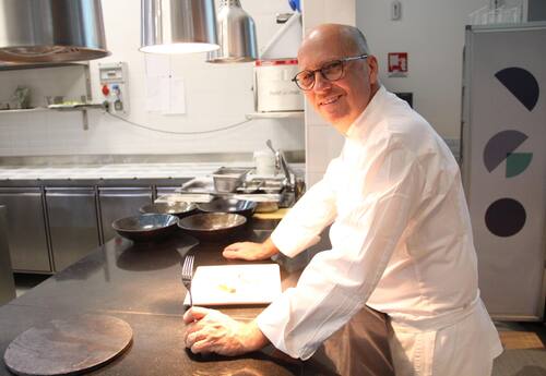 "Miglior ristorante in Mobility": lo chef stellato di origini tedesche, Heinz Beck, è stato festeggiato all'aeroporto di Fiumicino per aver vinto, con il suo "Attimi by Heinz Beck", il prestigioso premio "The World's Best Restaurant Selection" de "La Liste", la più importante selezione al mondo di ristoranti di alta cucina. "Attimi", il ristorante al Molo E del Leonardo da Vinci, ha sbaragliato la concorrenza della selezione Top 100 de La Liste, frutto di un lavoro di analisi su oltre 16.000 ristoranti in 165 paesi.
ANSA/TELENEWS