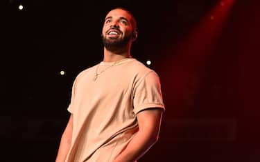 ATLANTA, GA - JUNE 20:  Drake performs onstage at Hot 107.9 Birthday Bash Block Show at Phillips Arena on June 20, 2015 in Atlanta, Georgia.  (Photo by Paras Griffin/Getty Images)