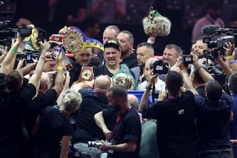 epa11351889 Oleksandr Usyk of Ukraine poses with the Undisputed Heavyweight title belt after winning against Britain's Tyson Fury in Riyadh, Saudi Arabia, 18 May 2024.  EPA/ALI HAIDER