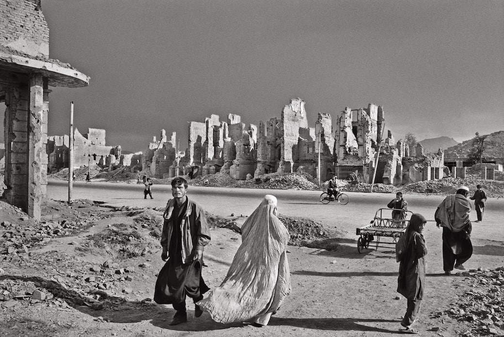 Sebastião Salgado, Jade Maiwan Avenue, un tempo prestigiosa via cittadina, Kabul, Afghanistan, 1996. Collection MEP, Paris. Dono di Sebastião Salgado e Lélia Wanick Salgado, 2018. © Sebastião Salgado