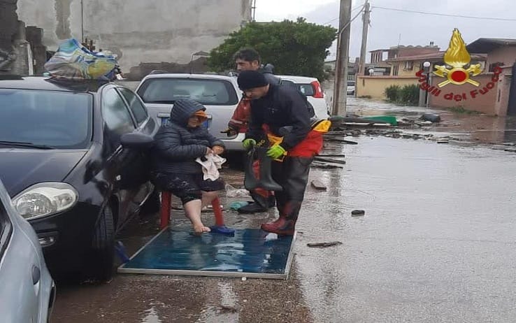 Nella notte sono stati effettuati circa 80 interventi dalle squadre dei Vigili del Fuoco a causa del maltempo a Roma. Le zone più colpite sono quelle dei Castelli Romani, Prenestina e Tiburtina , dove si è intervenuti per richieste legate ad alberi e rami pericolanti e allagamenti. Sono in corso interventi in via del Passo della Sentinella, a Fiumicino (Idroscalo), dove il personale del Nucleo Sommozzatori con ulteriori 4 squadre in supporto ed il mezzo anfibio,stanno provvedendo al recupero di alcune persone rimaste intrappolate nelle loro abitazione a seguito di allagamenti. ANSA/US VIGILI DEL FUOCO +++ NO SALES, EDITORIAL USE ONLY +++ NPK +++