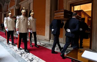 LÕarrivo del feretro durante la camera ardente diellÕex presidente della Repubblica Giorgio Napolitano in Senato, Roma, 24 settembre 2023. ANSA/RICCARDO ANTIMIANI