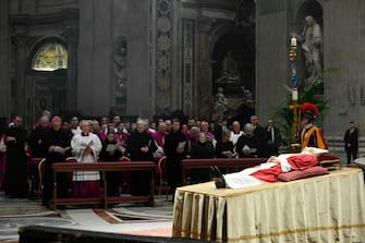A handout picture provided by the Vatican Media shows the body of the late Pope Emeritus Benedict XVI (Joseph Ratzinger) lies in state in the Saint Peter's Basilica for public viewing, Vatican City, 02 January 2023. The funeral will take place on Thursday 05 January. 
ANSA/ VATICAN MEDIA +++ ANSA PROVIDES ACCESS TO THIS HANDOUT PHOTO TO BE USED SOLELY TO ILLUSTRATE NEWS REPORTING OR COMMENTARY ON THE FACTS OR EVENTS DEPICTED IN THIS IMAGE; NO ARCHIVING; NO LICENSING +++ (NPK)