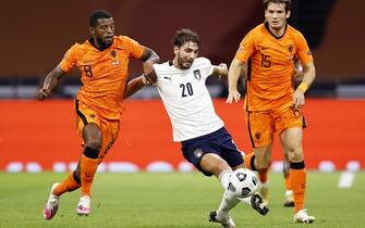 epa08653166 (L-R) Georginio Wijnaldum of Netherlands, Manuel Locatelli of Italy, Marten de Roon of Netherlands in action during the UEFA Nations League A group 1 soccer match between the Netherlands and Italy at the Johan Cruyff Arena in Amsterdam, The Netherlands, 07 September 2020.  EPA/MAURICE VAN STEEN