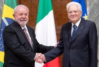 Il presidente della Repubblica Sergio Mattarella con il presidente della Repubblica Federativa del Brasile Luiz Ignácio Lula da Silva, in visita ufficiale a Roma, 21 giugno 2023.

The President of the Republic Sergio Mattarella with the President of the Federative Republic of Brazil Luiz Ignácio Lula da Silva on an official visit to Rome, Italy, 21 June 2023.

ANSA/Paolo Giandotti - Ufficio per la Stampa e la Comunicazione della Presidenza della Repubblica +++ ANSA PROVIDES ACCESS TO THIS HANDOUT PHOTO TO BE USED SOLELY TO ILLUSTRATE NEWS REPORTING OR COMMENTARY ON THE FACTS OR EVENTS DEPICTED IN THIS IMAGE; NO ARCHIVING; NO LICENSING +++ NPK +++