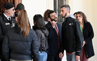 La discussione tra polizia e manifestanti