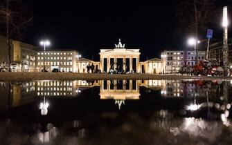 Berlin, Spiegelung Brandenburger Tor Das Brandenburger Tor spiegelt sich am Abend in einer Pf¸tze am 28.01.2021. Berlin Berlin Deutschland *** Berlin, reflection Brandenburg Gate The Brandenburg Gate is reflected in the evening in a puddle on 28 01 2021 Berlin Berlin Germany