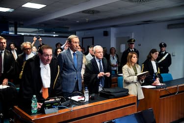 Gianfranco Fini, con i suoi avvocati Michele Sarno e Francesco Caroleo Grimaldi, durante la sentenza del processo sulla compravendita della casa a Montecarlo, presso il tribunale di Roma, Roma, 30 aprile 2024. ANSA/ANGELO CARCONI