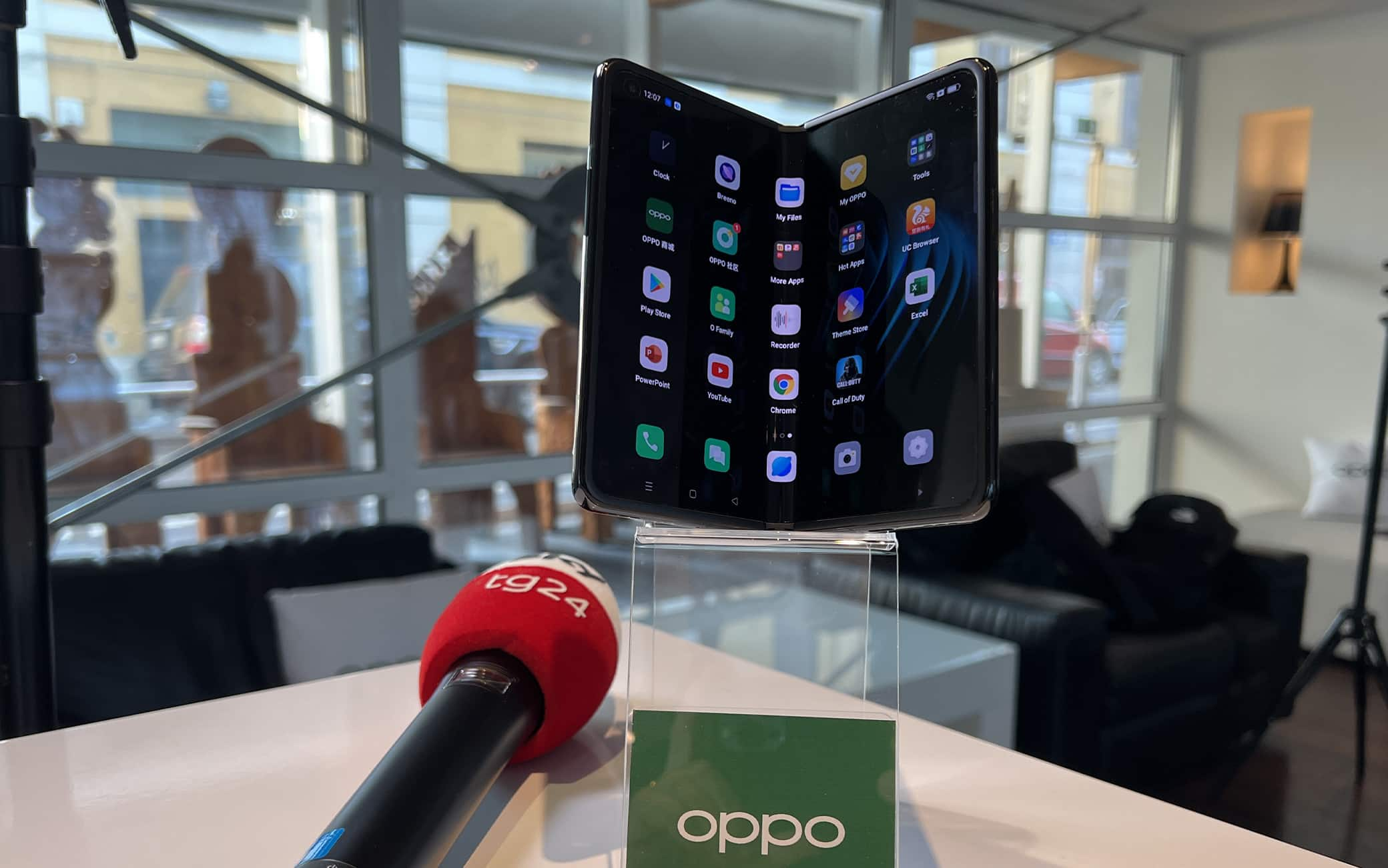 Al tatto OPPO Find N appare compatto e resistente