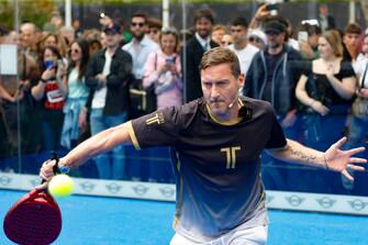 Francesco Totti durante la sfida con Jannik Sinner sul campo di padel nell ambito degli Internazionali di Tennis, Roma 15 maggio 2023. ANSA/FABIO FRUSTACI