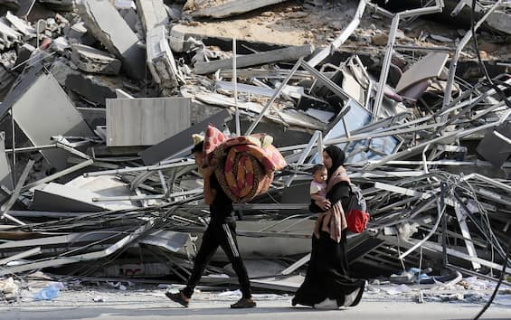 Guerra Israele, esercito avanza a Gaza City: migliaia in fuga. Bloccati aiuti a nord. LIVE