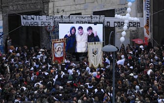 La bara bianca di Arcangelo Correra, il diciottenne ucciso nel centro storico di Napoli dal colpo di pistola sparato per errore da un suo amico, è stata portata a spalla da parenti e amici fino al luogo in cui, all'alba dello scorso 9 novembre, venne ferito a morte, Napoli, 14 novembre 2024. ANSA/CIRO FUSCO