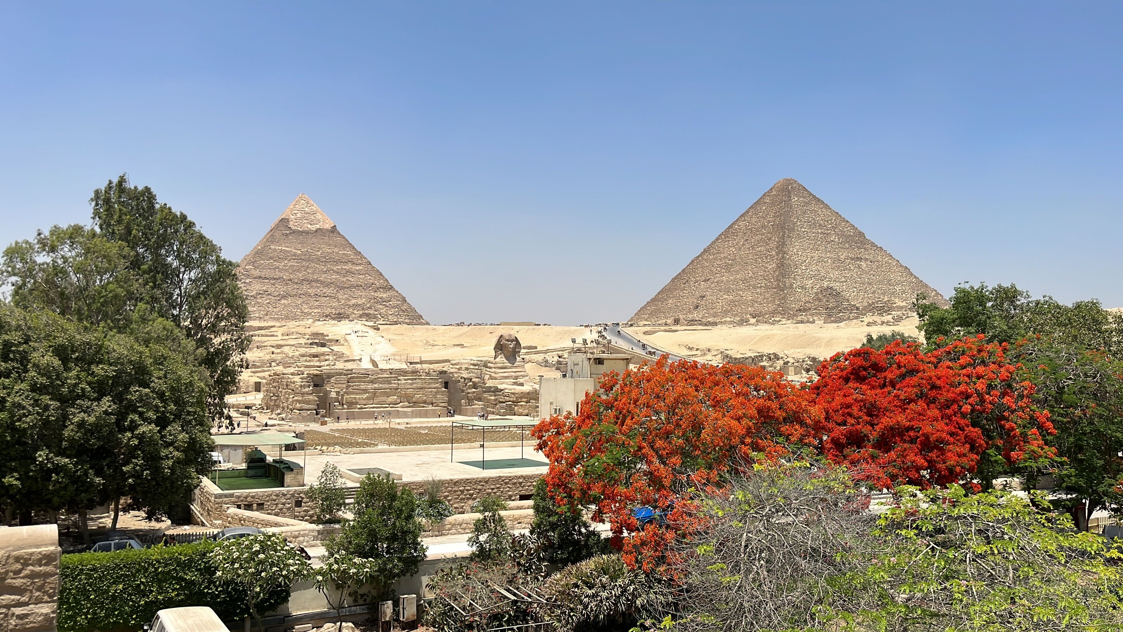 Pyramids_at_Giza_(c)_SOM.jpg