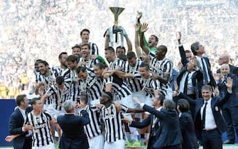 Juventus' coach Antonio Conte, players and staff celebrate the "scudetto" (Italian championship trophy) at the end of the Italian Serie A soccer match Juventus FC vs Cagliari Calcio at the Juventus Stadium in Turin, Italy, 18 May 2014.   ANSA/ALESSANDRO DI MARCO