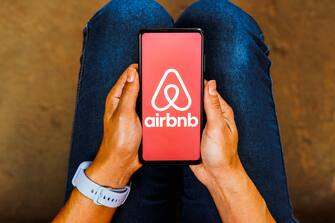 BRAZIL - 2023/05/27: In this photo illustration, the Airbnb logo is displayed on a smartphone screen. (Photo Illustration by Rafael Henrique/SOPA Images/LightRocket via Getty Images)