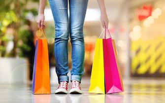 Una ragazza con alcuni sacchetti di acquisti