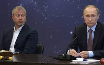 Russian President Vladimir Putin (R) and and Russian businessman Roman Abramovich (L) attend a meeting with the organizers, trustees and sponsors of the Talent and Success Fund while visiting the Sirius educational centre for gifted children, in Sochi, Krasnodar region, Russia, 19 July 2016. ANSA/ALEXEY NIKOLSKY / SPUTNIK / KREMLIN POOL MANDATORY CREDIT