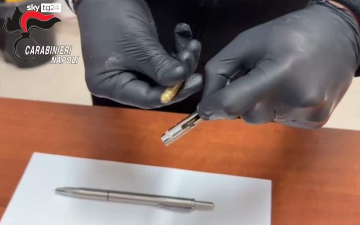 Lotta al traffico di armi e droga, penne pistola sequestrate a Napoli Lotta al traffico di armi e droga, penne pistola sequestrate a Napoli