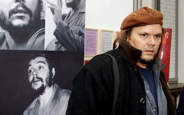 epa01178966 Camilo Guevara son of 'Che' during the exhibition 'Che Guevara: 40 years later', in Brussels, Belgium, 21 November 2007. The exhibition is about the life of Che Guevara. ANSA / EPA/MICHEL KRAKOWSKI BELGIUM OUT /JI