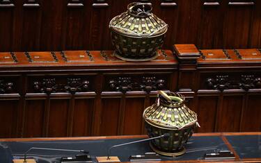 Le urne nell'aula di Montecitorio durante l'elezione di un giudice della Corte costituzionale alla Camera dei deputati, Roma, 08 ottobre 2024.    ANSA/ETTORE FERRARI