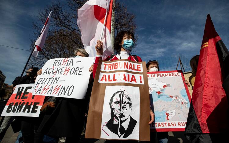 La manifestazione degli ucraini in Italia a viale Castro Pretorio nei pressi dell' ambasciata Russa. Roma 24 febbraio 2022 
ANSA/MASSIMO PERCOSSI