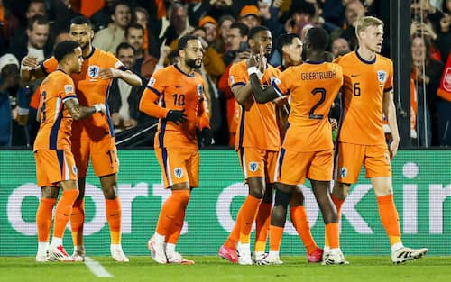 epa11976839 Cody Gakpo of the Netherlands (2-L) celebrates with his teammates after scoring the 1-1 goal during the UEFA Nations League quarterfinal soccer match between the Netherlands and Spain, in Rotterdam, the Netherlands, 20 March 2025.  EPA/KOEN VAN WEEL