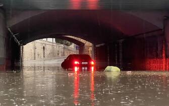 Una macchina rimasta bloccata nel sottopassaggio di via Corsica a Brescia durante il nubifragio, 24 maggio 2023.
ANSA/SIMONE VENEZIA